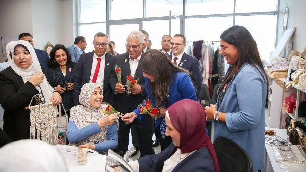 وزيرة الإسكان تزور مستشفى بهية بالشيخ زايد وتؤكد استمرار دعم محاربات سرطان الثدي