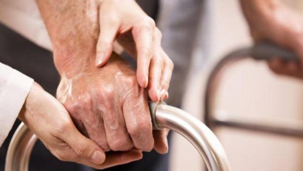 دار الإفتاء: بر كبار السن ورعايتهم من أعظم القربات إلى الله