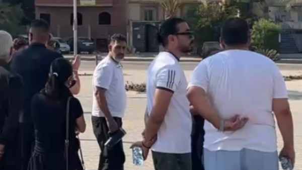 عمرو مصطفى في جنازة والد تامر حسني 