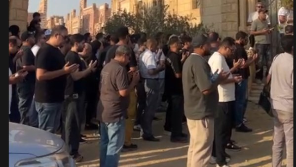 تامر حسني يودع والده الراحل 