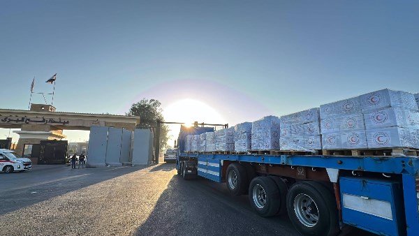 الهلال الأحمر المصري يطلق قافلة «زاد العزة 225» محملة بآلاف الأطنان من المساعدات لدعم الأشقاء الفلسطينيين