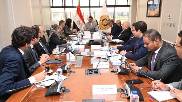 وزير الصناعة يبحث تركيب أنظمة طاقة شمسية بقدرة 200 ميجاوات في 20 منشأة صناعية حكومية