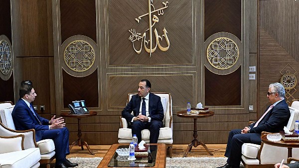 رئيس الوزراء يبحث مع رئيس موانئ دبي العالمية زيادة الاستثمارات والتوسع في المنطقة الاقتصادية لقناة السويس