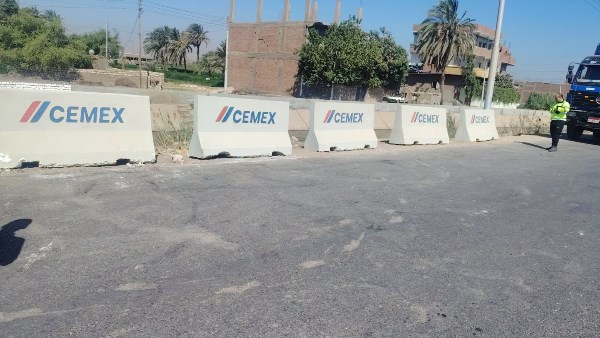 محافظ أسيوط يعلن تركيب حواجز خرسانية على ترعة جنابية صدفا بأبوتيج لرفع الأمان وحماية المواطنين