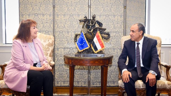 وزير الخارجية يبحث مع المفوضة الأوروبية للمتوسط تعزيز الشراكة المصرية الأوروبية والتطورات الإقليمية