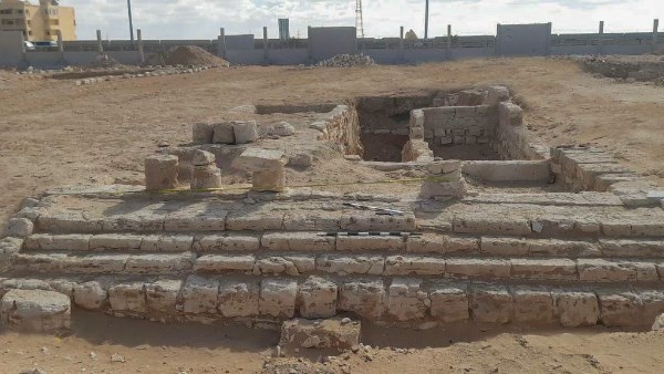 وزارة السياحة تعلن كشفًا أثريًا جديدًا في مارينا العلمين.. اكتشاف 18 مقبرة و24 لسانًا ذهبيًا
