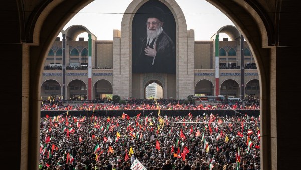 مراسم تشييع علي خامنئي في طهران بحضور رسمي واسع وتحديد مسار الجنازة بعدة مدن