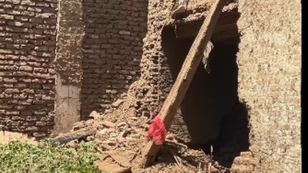 انهيار منزل في قنا.. إنقاذ 3 أشخاص والبحث عن آخرين تحت الأنقاض بنقادة