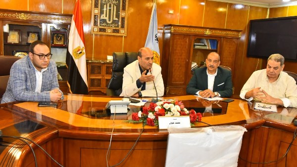 محافظ أسيوط يوجه رؤساء المراكز والأحياء بالنزول الميداني وتحسين الخدمات بعد حركة المحليات
