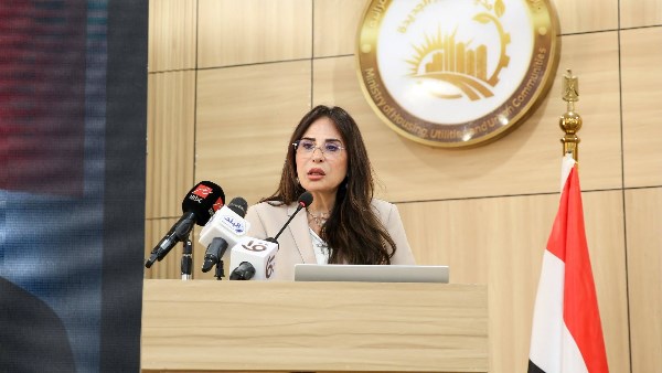وزيرة الإسكان تسلم عقود توفيق أوضاع الأراضي المضافة في العبور الجديدة والشروق