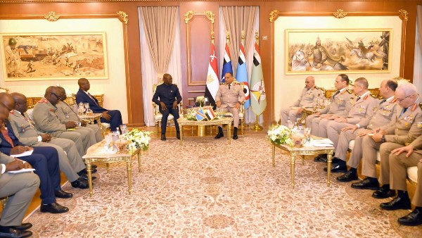 وزير الدفاع يبحث مع نائب رئيس وزراء الكونغو الديمقراطية تعزيز التعاون العسكري والأمني