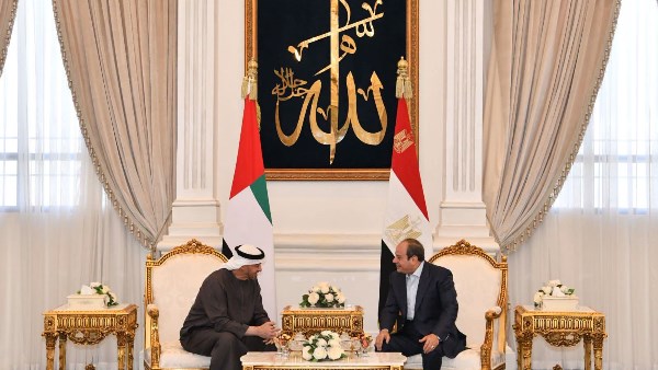 الرئيس السيسي يستقبل محمد بن زايد في مطار العلمين ويبحثان العلاقات الثنائية وتطورات المنطقة