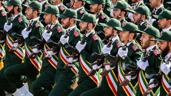الحرس الثوري الإيراني: فتح مضيق هرمز مرهون بإنهاء الوجود العسكري الأمريكي