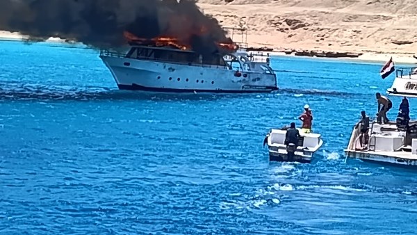 حريق يلتهم لانشًا سياحيًا بالغردقة خلال رحلة بحرية.. إجلاء السائحين دون إصابات