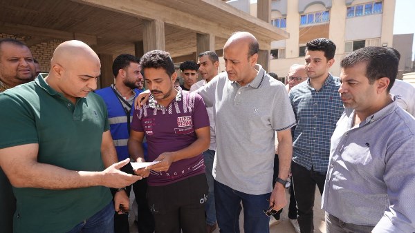محافظ أسيوط يجري زيارة مفاجئة لمستشفى الإيمان العام ويوجه بفتح شباك إضافي لحجز التذاكر