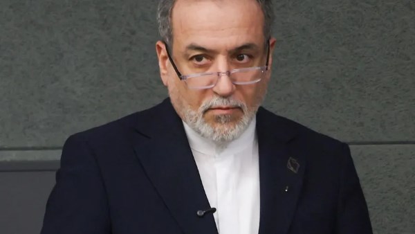 إيران تتهم إسرائيل بدفع واشنطن إلى الحرب.. والحرس الثوري يعلن استهداف قواعد أمريكية في الكويت والبحرين والأردن