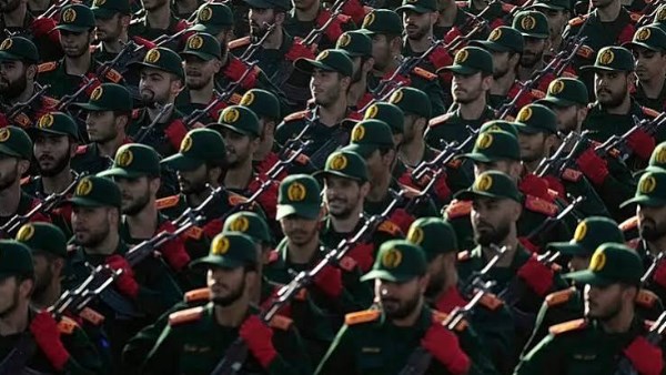 إيران تعلن استهداف مواقع أمريكية في الكويت والبحرين.. وحريق بمحطة كهرباء بعد هجوم معادٍ