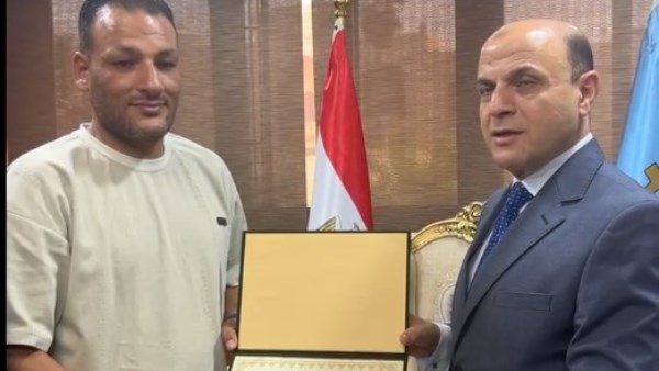 محافظ الغربية يكرّم بطلي إنقاذ أسرة من الغرق بعد سقوط سيارتها في الترعة