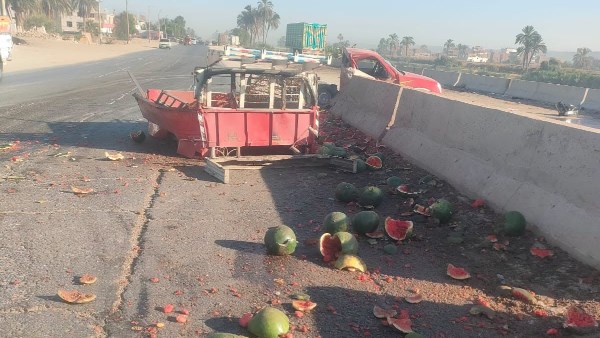 إصابة شخصين في انقلاب سيارة ربع نقل محملة بالطيخ بمدخل قرية بني شقير في أسيوط