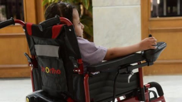 محافظ أسيوط يستجيب لطفلة من ذوي الهمم ويوفر لها كرسيًا كهربائيًا متحركًا