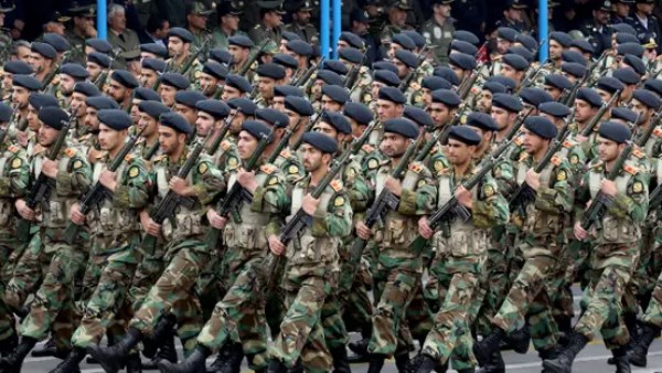 الجيش الإيراني يعلن استهداف قواعد أمريكية في الأردن والبحرين.. وارتفاع ضحايا الضربات الأمريكية إلى 55 قتيلًا