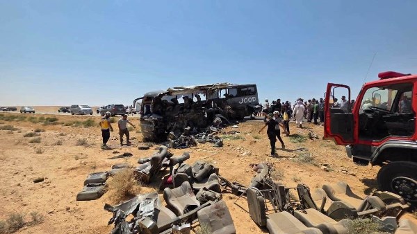 حادث مروع على طريق دمشق دير الزور.. مصرع 35 شخصًا وإصابة 30 في تصادم حافلتين بسوريا
