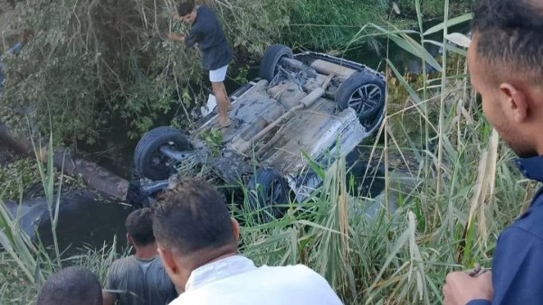 بينهم زوجان.. مصرع 3 أشخاص وإصابة آخر في حادث انقلاب سيارة داخل مصرف بالشرقية