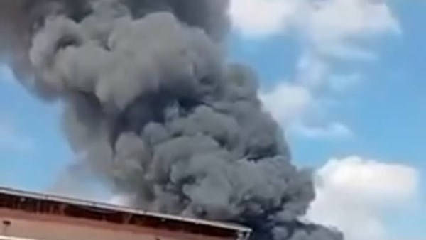 حريق ضخم يلتهم مصنعين في سديروت جنوبي إسرائيل.. إخلاء المنطقة الصناعية بعد تصاعد الدخان