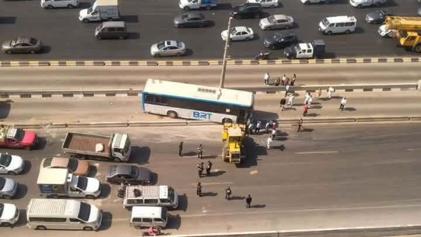 الأتوبيس الترددي يكشف تفاصيل حادث الخصوص.. محاولة تفادي دهس أسرة وراء اصطدامه بالحاجز