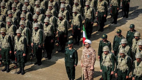 إيران تعلن إغلاق مضيق هرمز وتطالب السفن بالحصول على تصريح للعبور