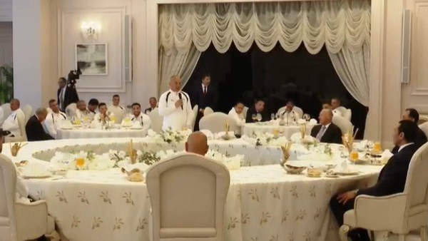 الرئيس السيسى : يطالب اللاعبين بنقل تجربتهم للجماهير