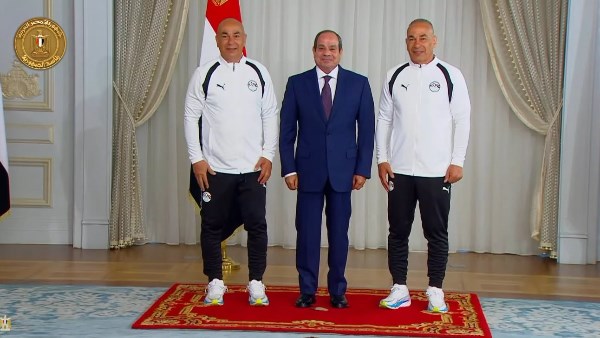 الرئيس السيسي مع حسام وإبراهيم