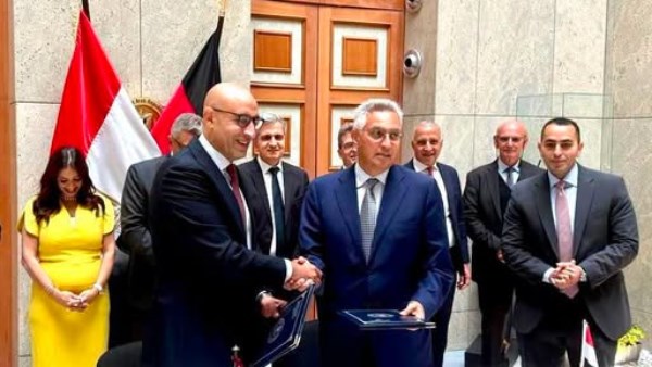 جانبب من التوقيع 