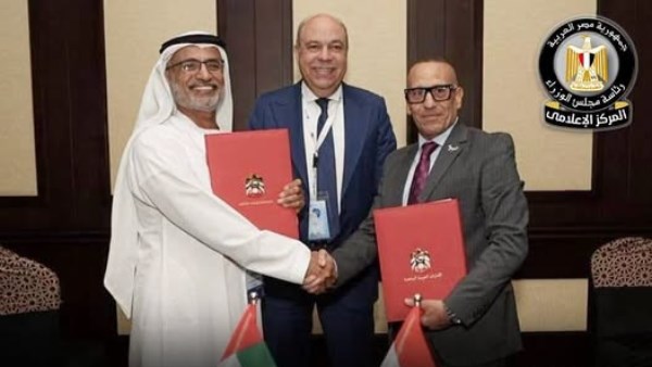 جانب من التوقيع