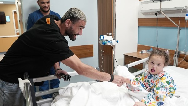 باسم مرسي خلال زيارة مستشفى الناس