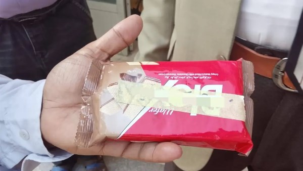 ضبط سماعة داخل باكو بسكويت بالأقصر