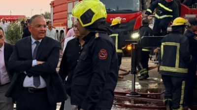 اللواء أشرف عبد الموجود وسط رجاله في حريق مصنع الكرتون بطامية..