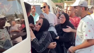 انهيار والدة الفنان عمرو محمد علي