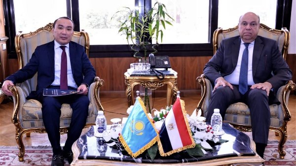 وزير الطيران وسفير كازاخستان - صورة ارشيفية