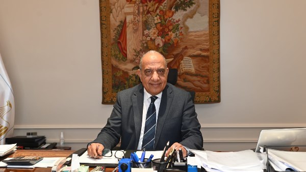 الدكتور محمود عصمت وزير الكهرباء - صورة أرشيفية