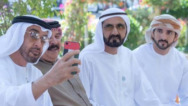 أحاديث و"سيلفي" في استقبال ملك البحرين في الإمارات