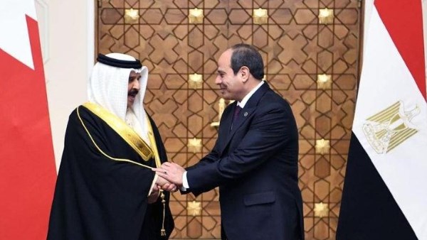 الرئيس السيسي يستقبل ملك البحرين بمطار العلمين الدولي
