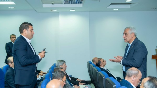 وزير الإنتاج الحربى يتابع سير العملية البحثية بمركز التميز العلمى والتكنولوجى