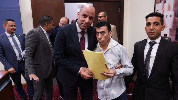 وزير العمل يُسلّم عقودًا جديدة لذوي الهمم 