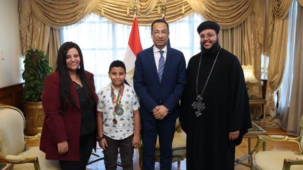 وزير الاتصالات يكرم طفلًا عمره 10 سنوات لتميزه العالمي في البرمجة والروبوتات