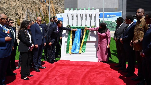 رئيس الوزراء يشاركة رئيسة جمهورية تنزانيا المتحدة في جولة تفقدية وإزاحة الستار لتدشين سد ومحطة «جوليوس نيريري»