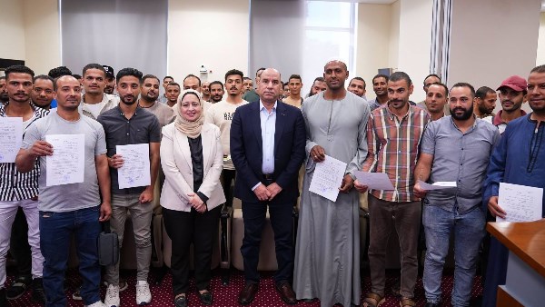  وزير العمل يُسلّم عقودًا جديدة لشباب اجتازوا اختبارات العمالة الزراعية الموسمية بالأردن