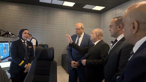 وزير الطيران يتابع التشغيل التجريبي للأنظمة الرادارية الحديثة ببرج مراقبة مطار القاهرة