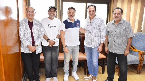 رئيس البيت الفني للمسرح يتابع مع مديري الفرق خطط الإنتاج للموسم المسرحي الجديد.