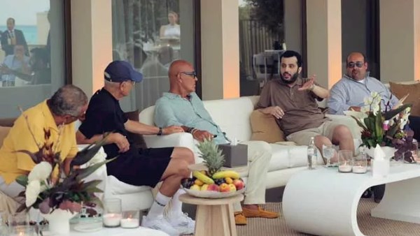 تركي آل الشيخ مع مجموعة من  صناع الموسيقى ورجال الأعمال بالساحل الشمالي 